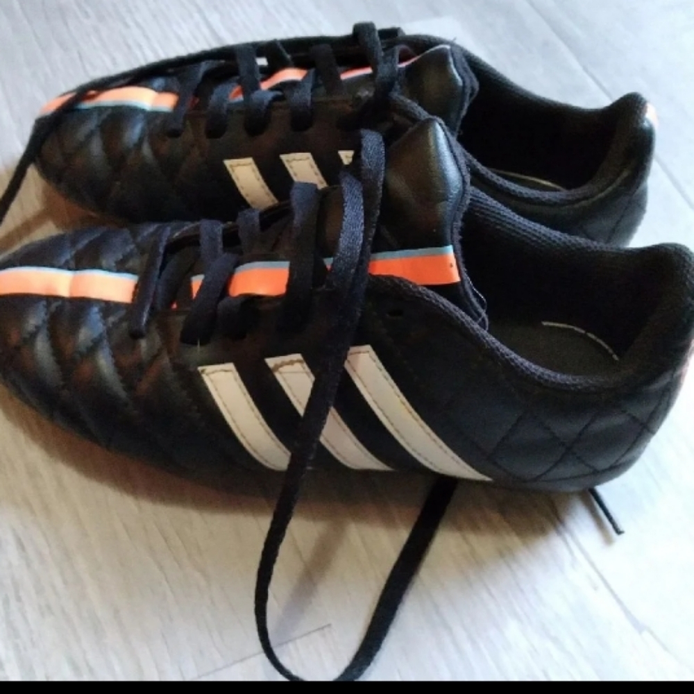 Size 1.5 kids soccer shoes